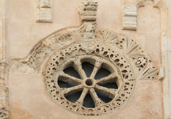 il piccolo rosone in facciata della chiesa romanica di Santo Stefano a Soleto (Puglie)