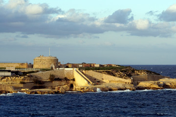 Fototapeta na wymiar Blick von Valletta auf das Fort Tigné in Sliema