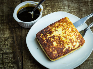 Queijo de coalho servido com melaço em prato branco