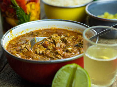 sarapatel com cacha&ccedil;a e pimenta de acompanhamentos