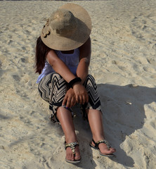 mujer en la playa plano picado 