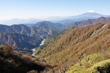 秋の丹沢山地と富士山眺望