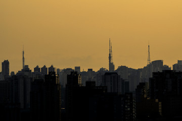 Fototapeta na wymiar Pôr do sol evidencia silhueta da cidade de São Paulo, Brasil
