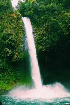 cascada en la fortuna de Costa Rica 