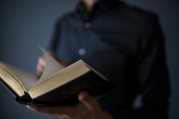 Obraz premium 本を読む男性
