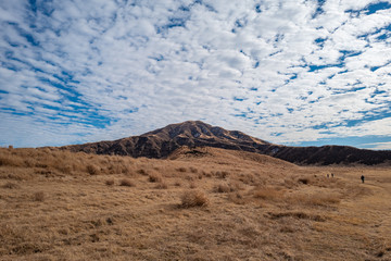大空と阿蘇の山、広大な草原