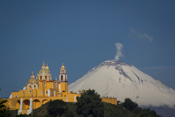 Iglesia de los Remedios en Cholula Puebla y el Popocatépetl