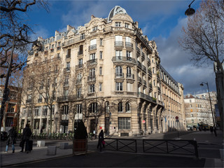 Fototapeta premium immeuble haussmanien rue Perrée à Paris