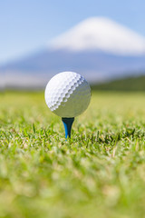ゴルフボールと富士山