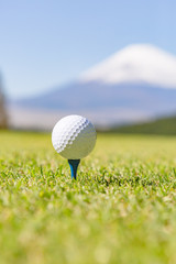 ゴルフボールと富士山
