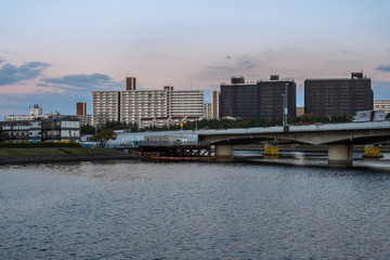 Fototapeta premium 品川区の都市風景 夕方の川