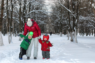 Fototapeta na wymiar Young family with children in winter
