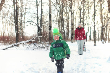 Fototapeta na wymiar Young family in winter park