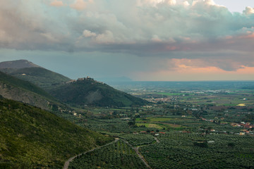 Antico castello di Sermoneta nella pianura pontina