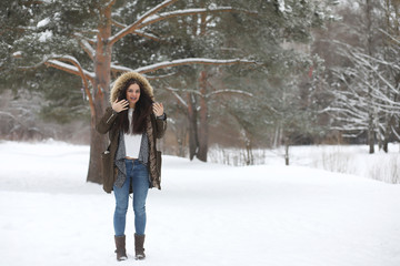 Fototapeta premium Beautiful girl in a beautiful winter park