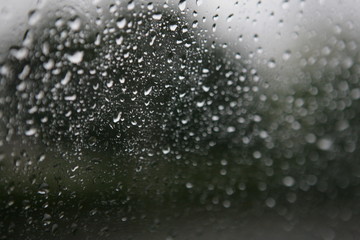 Obraz premium Rian drops on the glass, blur background