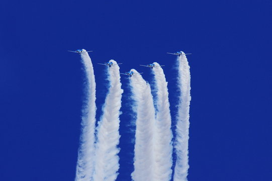 大空に舞うブルーインパルス