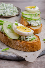 Open sandwich with vegetables