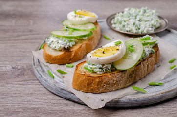 Open sandwich with vegetables