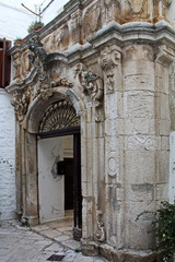 l'ingresso monumentale di palazzo Morelli a Locorotondo (Puglie)
