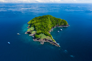 Aerial drone view of a remote, beautiful tropical island surrounded by coral reef (Ko Bon, Thailand) - obrazy, fototapety, plakaty
