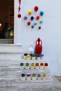  ceramiche colorate; bottega a Locorotondo (Puglie)