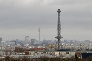 Fototapeta na wymiar Skyline von Berlin, Fernsehturm und Funkturm bei Nebel, Smog