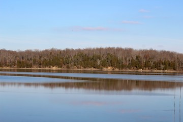 Fototapeta premium A beautiful day at the lake on a sunny late autumn day.