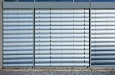 Außenjalousie Jalousie frontal an Bürogebäude – Closed Shutter Background