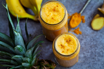 Turmeric and pineapple smoothie