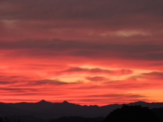 Obraz premium Niebo, rzeka, która zmienia kolor na czerwony