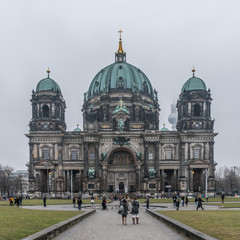 Fototapeta na wymiar Touristen vor dem Berliner Dom auf der Museumsinsel