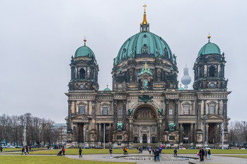 Fototapeta na wymiar Herbstliche Aufnahme des Berliner Doms auf der Museumsinsel