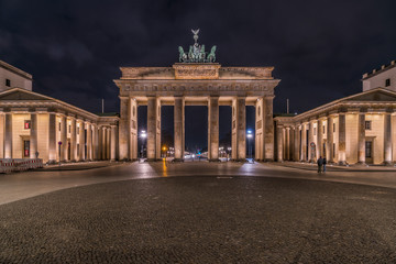 Obraz premium Pariser Platz vor dem Brandenburger Tor in Berlin bei Nacht