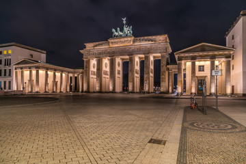 Obraz premium Pariser Platz przed Bramą Brandenburską w Berlinie