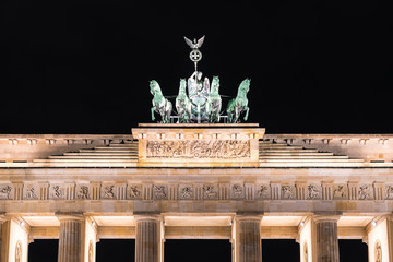 Quadriga auf dem Brandenburger Tor in Berlin vor dem Nachthimmel