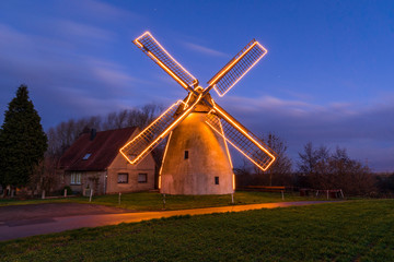 Historische Windmühle mit Weihnachtsbeleuchtung