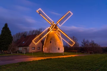 Lichtdoorlatende gordijnen Molens Historische Windmühle mit Weihnachtsbeleuchtung