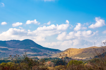 秋の湯布院インターチェンジの眺め