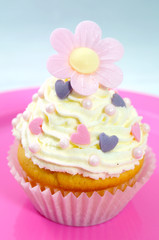 Zitronen-Cupcake mit Blumen, Herzen und Perlen