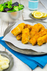 Fischstäbchen aus Seelachs mit knuspriger Cornflakes-Kruste und Salat