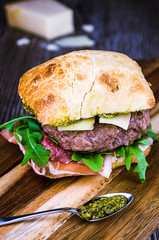 Ciabatta Burger mit Serranoschinken, Parmesan und Rucolasalat