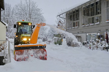 Räumdienst mit Schneefräse in Wohnanlage