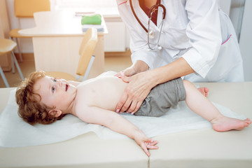 Obraz na płótnie Canvas Friendly doctor pediatrician with patient child at clinic