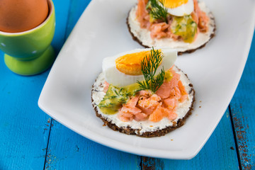 Fingerfood Lachs auf Pumpernickel mit Senfsauce