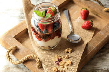 Gesundes Frühstück to go: Beerenkompott mit Joghurt und Müsli / Oatmeal /Porridge