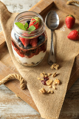 Gesundes Frühstück to go: Beerenkompott mit Joghurt und Müsli / Oatmeal /Porridge