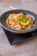 Asiatische Nudeln mit Gambas