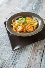 Asiatische Nudeln mit Gambas