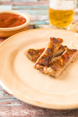 Gegrillte Spareribs / Spare Ribs mit BBQ-Sauce und Bier